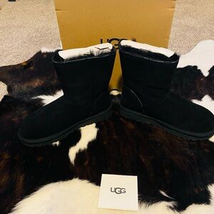 UGG’s short Florence boot size 7. Brand New